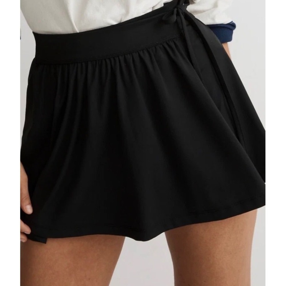 Madewell Flex‎ Wrap Skort in True Black 
Adjustable side tie size XS